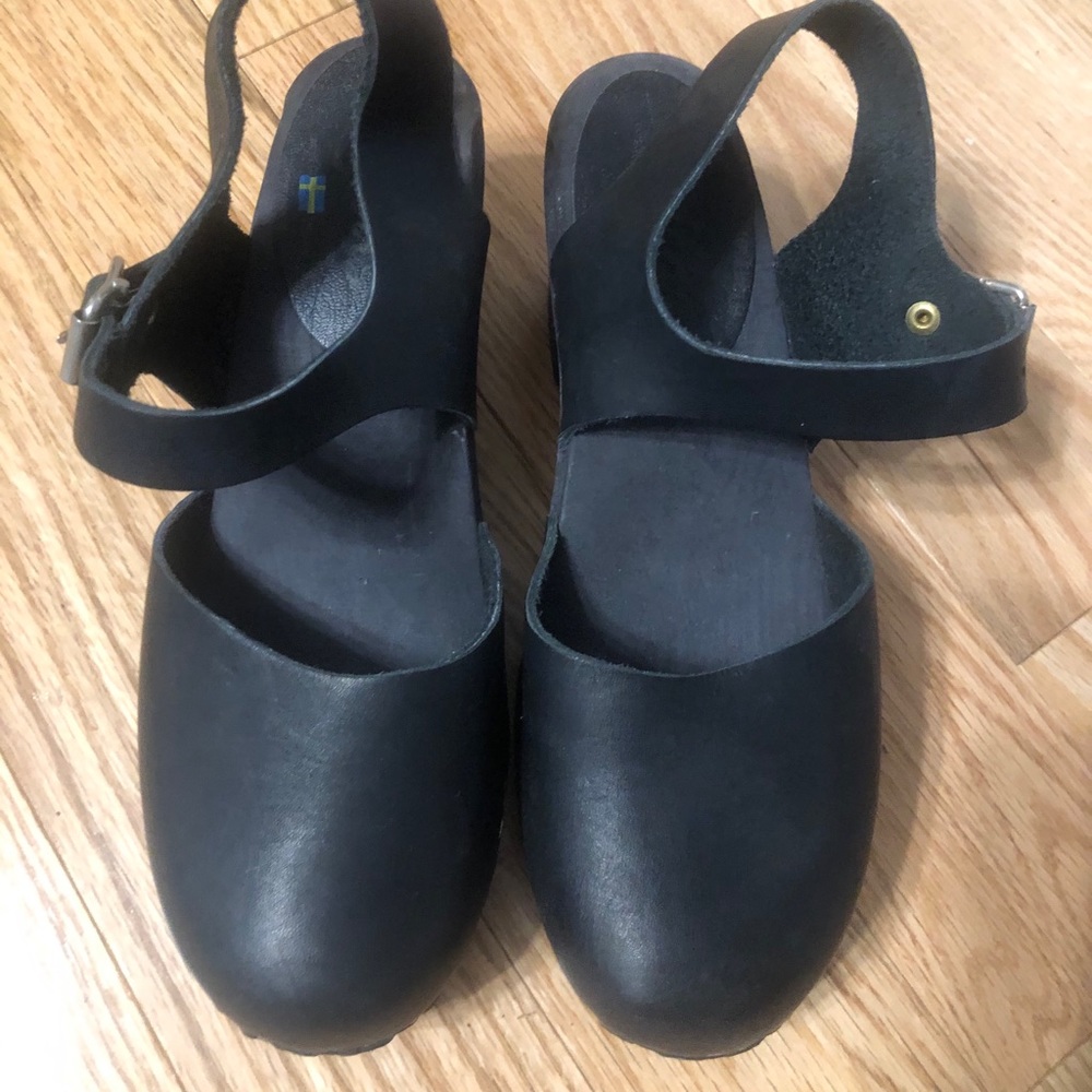 Lotta black clogs